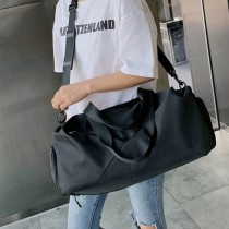 簡約百搭實用戶外機能運動旅行乾溼分層設計手提肩背大包2色