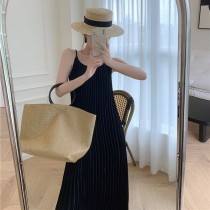 氣質百褶美背吊帶神秘黑色連身裙2色